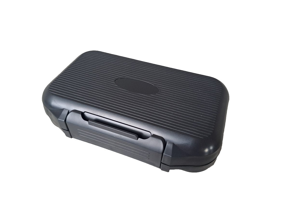 Schwarze Fliegenbox aus Kunstoff aufklappbar mit grauem Schaumstoffeinlagen zur Aufnahme der Fliegen