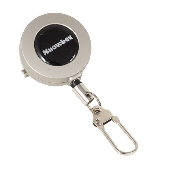 Snowbee Prestige Zinger Retractor mit rundem, grauschwarzem Metallgehäuse und Snowbee Schriftzug 