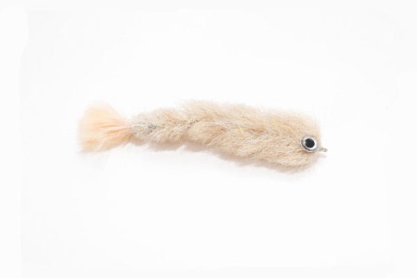 Cremefarbener Streamer in Form eine Beutefisches mit weißen Augen